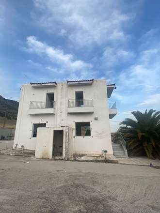 Αγροτεμάχιο εκτάσεως 4.981,98 τ.μ. με διώροφο επαγγελματικό κτήριο συνολικής επιφανείας 108,91 τ.μ. που βρίσκεται στον Ασπρόπυργο Αττικής. 